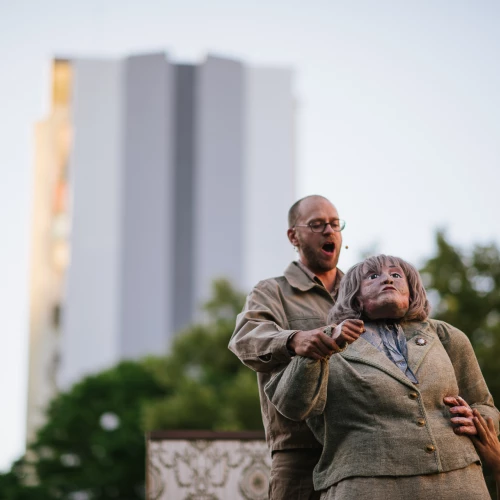 Marionnettes et dramaturgie de l’espace public : écriture tout terrain