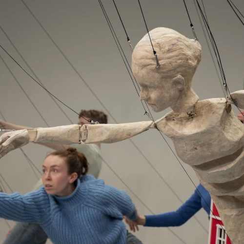 La joie des fantômes : matières en mouvement, corps en présence et fils manipulés